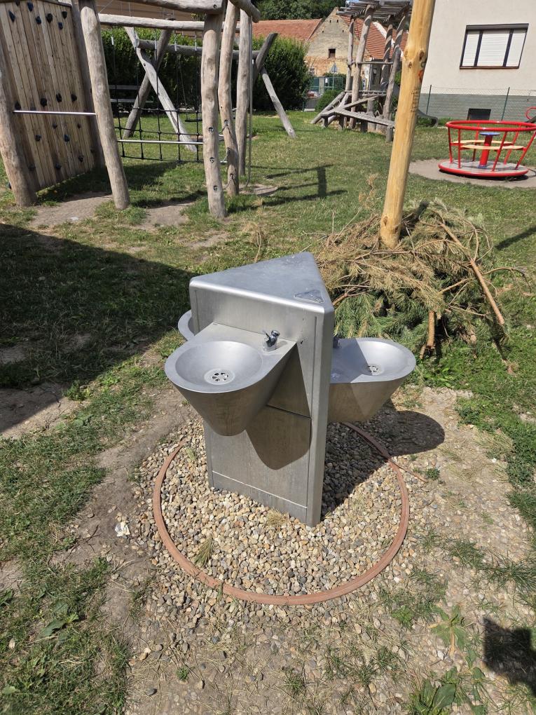 Pít na dětském hřišti